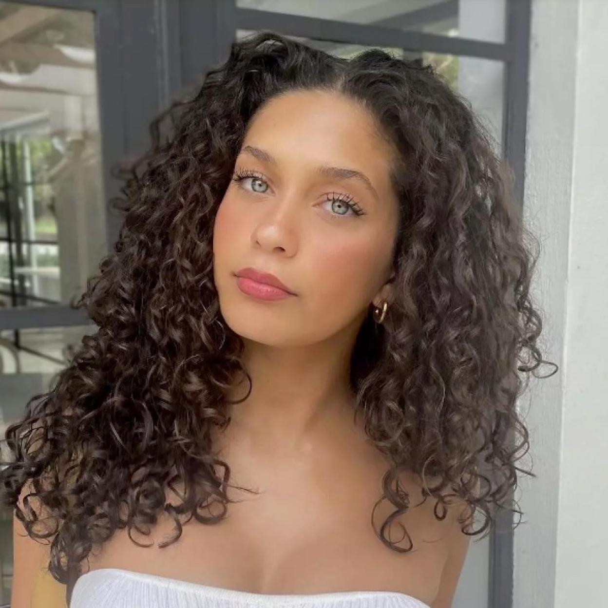 Estos son los mejores trucos y productos para presumir de pelo rizado. 