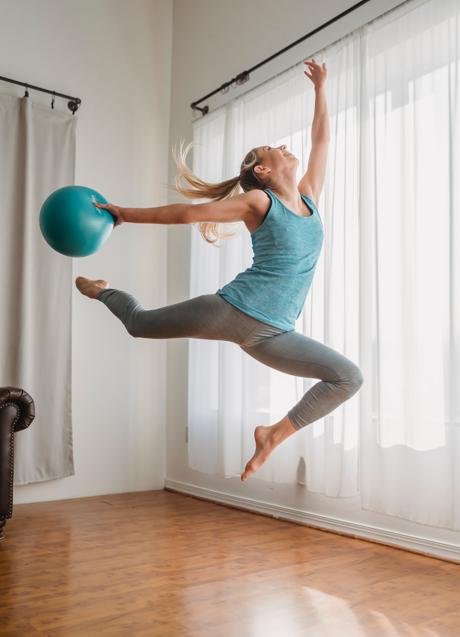 Imagen - Mujer saltando/PEXELS