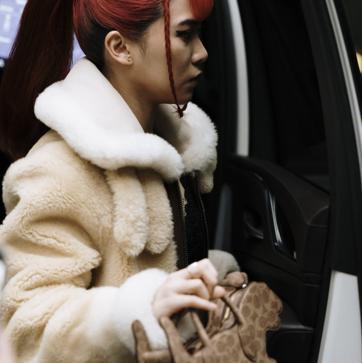 Imagen secundaria 1 - Los looks del street style de Nueva York con la cazadora con borreguillo.