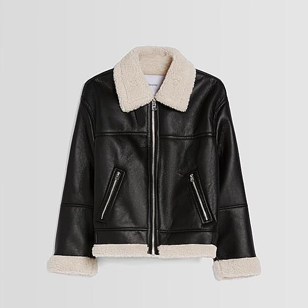 La cazadora de Bershka.