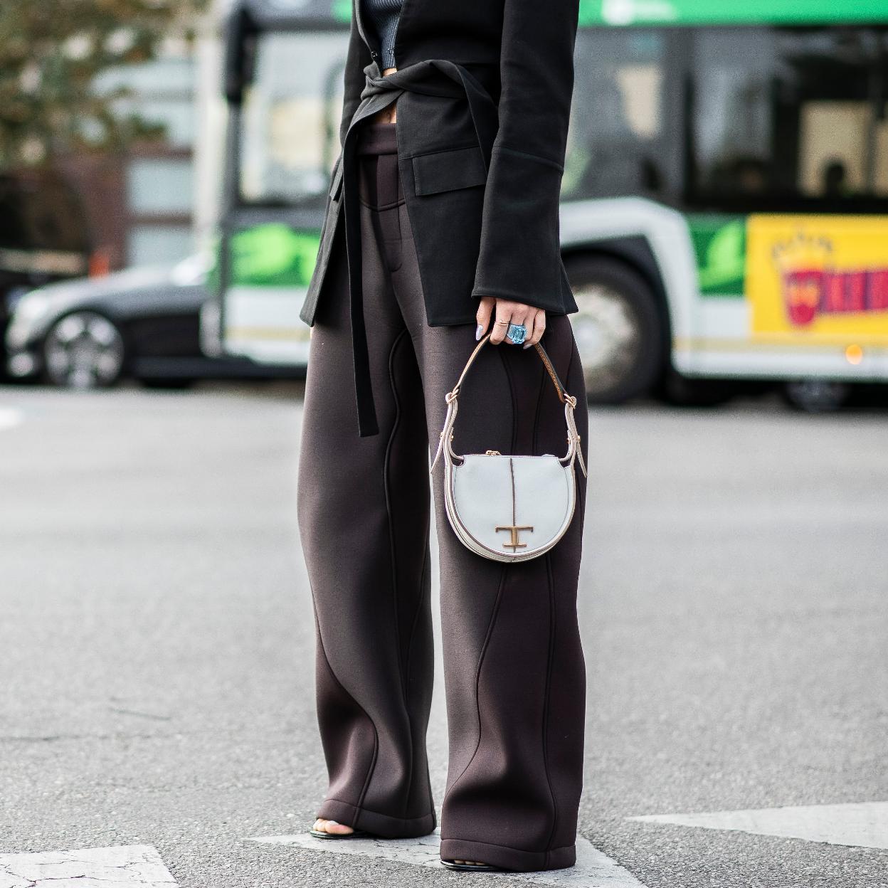 Toma nota de los pantalones de traje más combinables.
