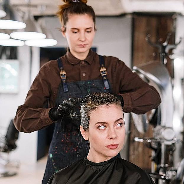 Mujer tiñendo el pelo