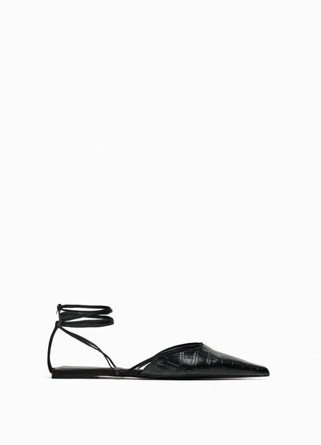 Imagen - Zapatos negros destalonados de Zara (29,99 euros)