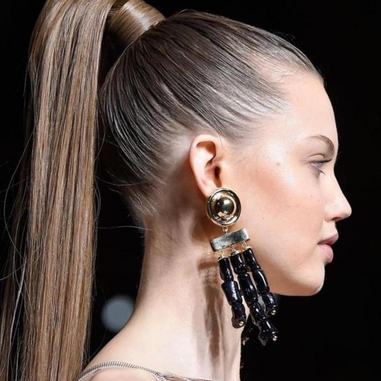 Mujer con coleta alta