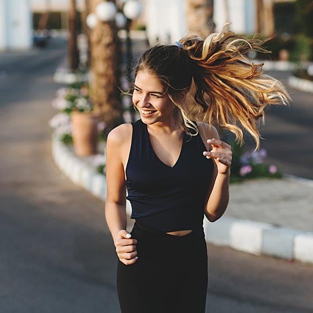 Mujer practicando power walking. 