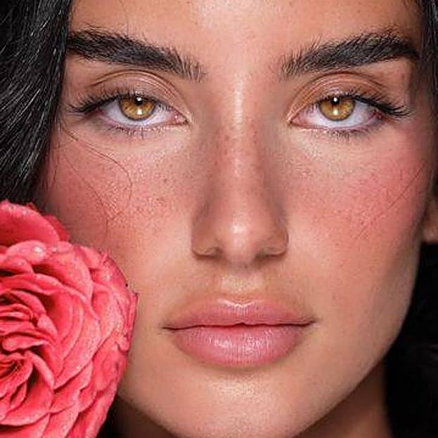 Mujer con maquillaje rosa