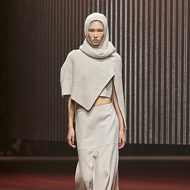 Imagen principal - Looks del desfile de COS celebrado en Nueva York este mes de septiembre.