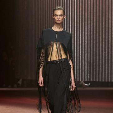 Imagen secundaria 1 - Looks del desfile de COS celebrado en Nueva York este mes de septiembre.