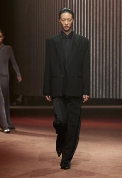 Imagen secundaria 2 - Looks del desfile de COS celebrado en Nueva York este mes de septiembre.