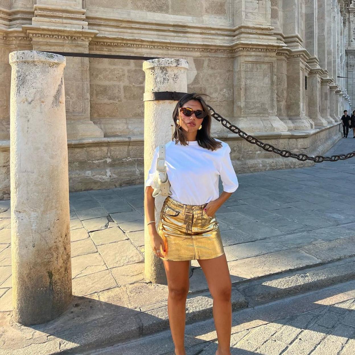 La influencer lleva la falda metalizada viral