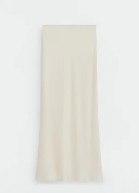 Imagen - La falda es satinada, larga y cuesta 59,99 euros.