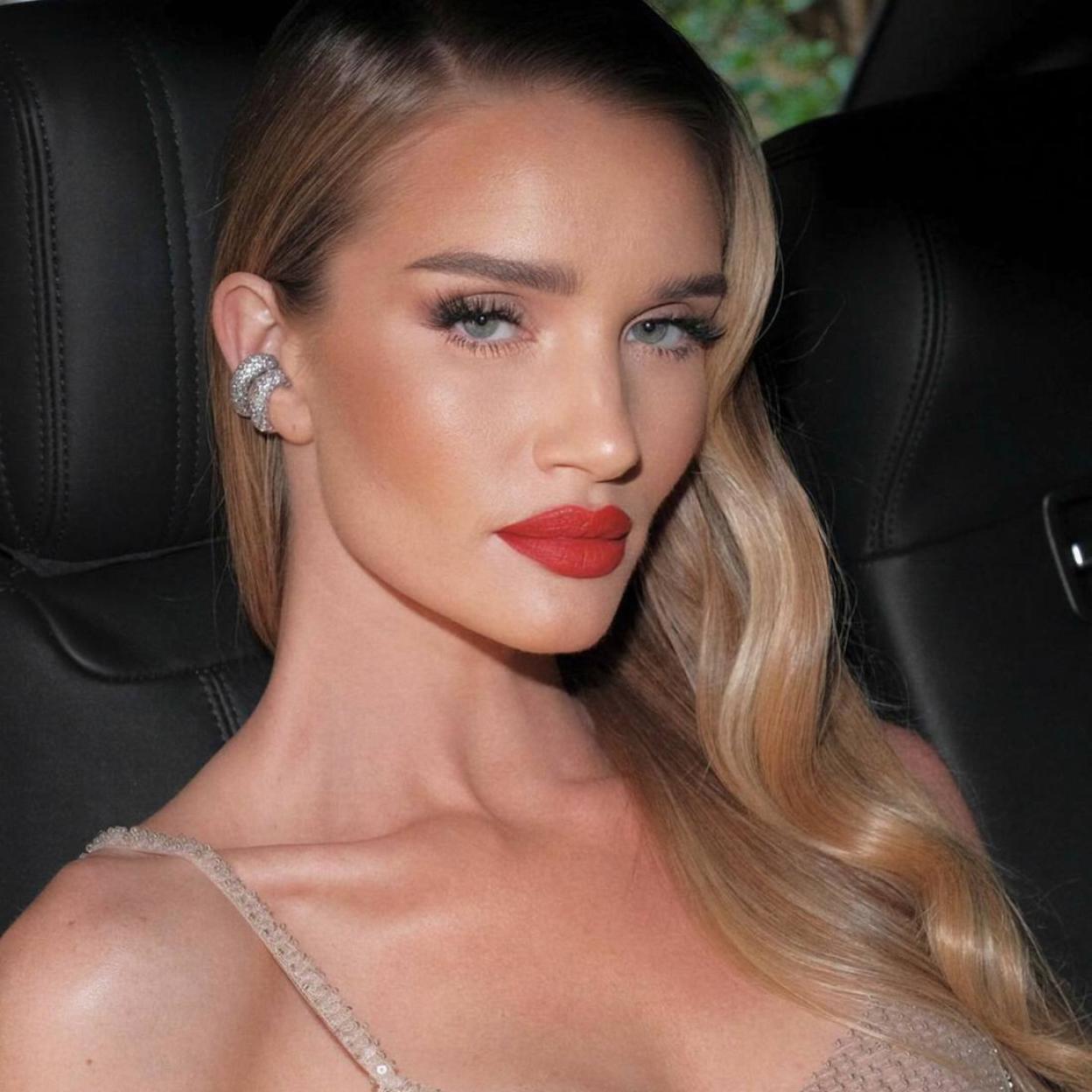 Rosie Huntington-Whiteley con labial efecto difuminado