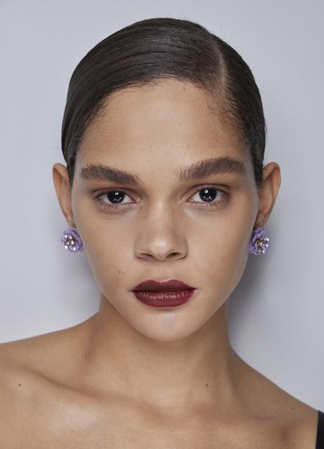 Imagen - Una mujer con los labios en color granate. Foto: launchmetric spotlight