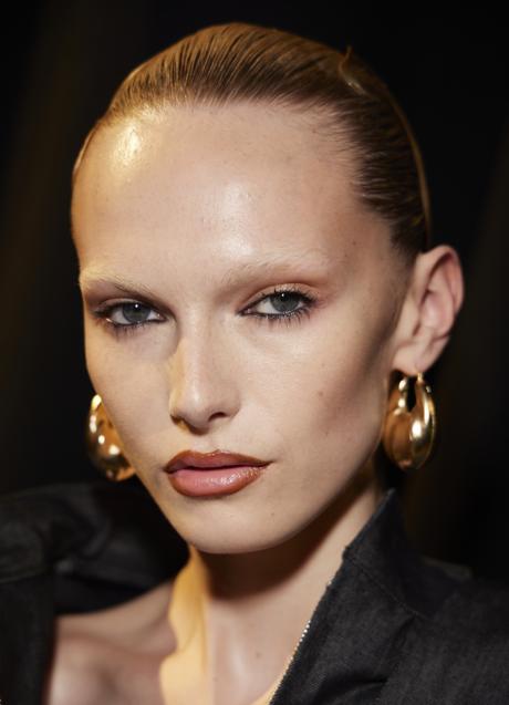 Imagen - Una mujer con los labios perfilados en marrón. Foto: Launchmetrics spotlight.