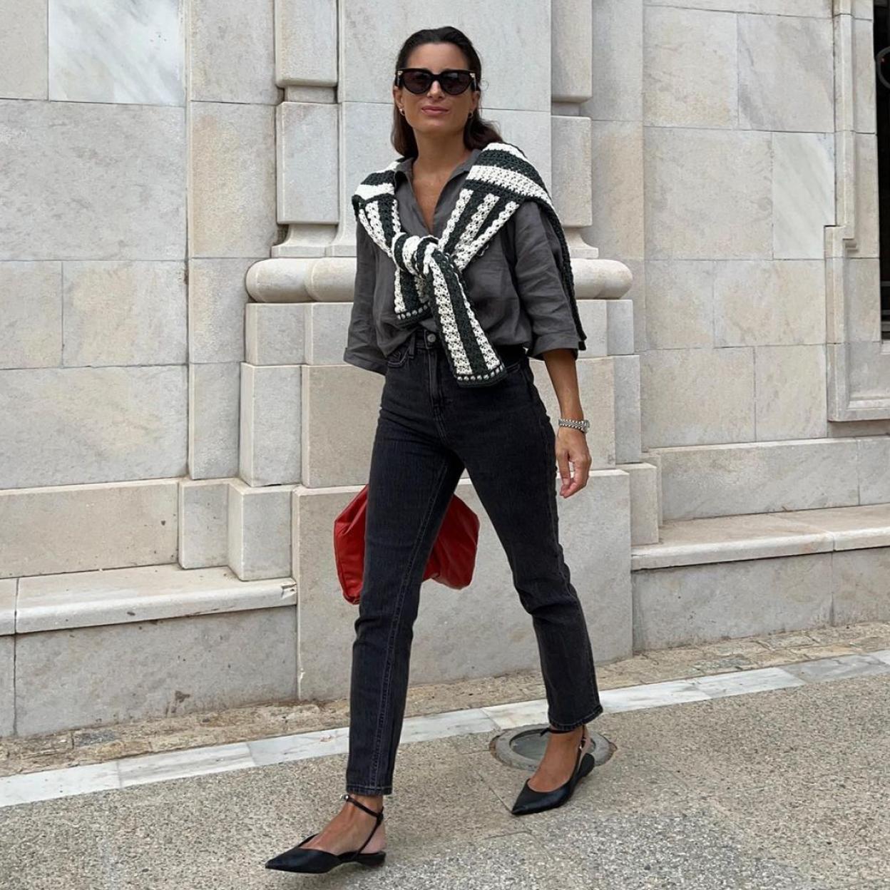 Una influnecer con un look de entretiempo.