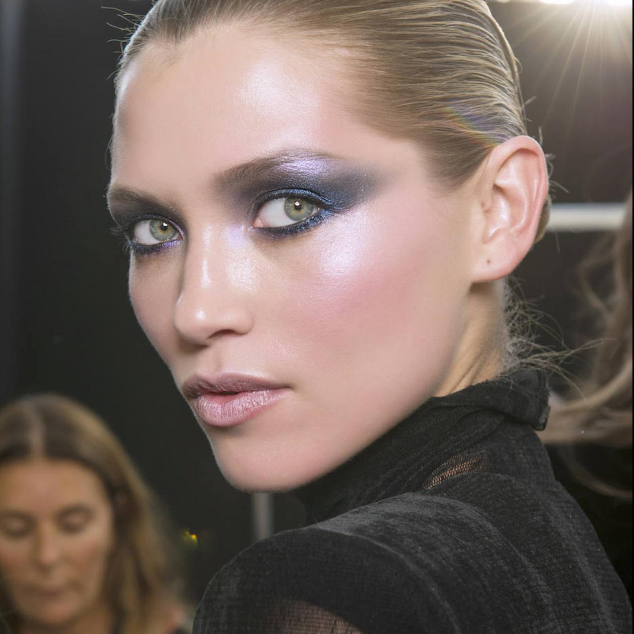 Modelo con maquillaje de ojos hecho con paleta de sombras