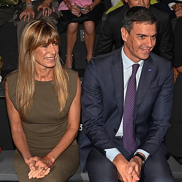 Begoña Gómez y Pedro Sánchez viendo el desfile de Hannibal Laguna.