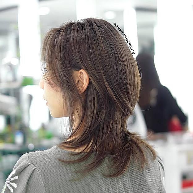 Mujer con corte hush cut tendencia