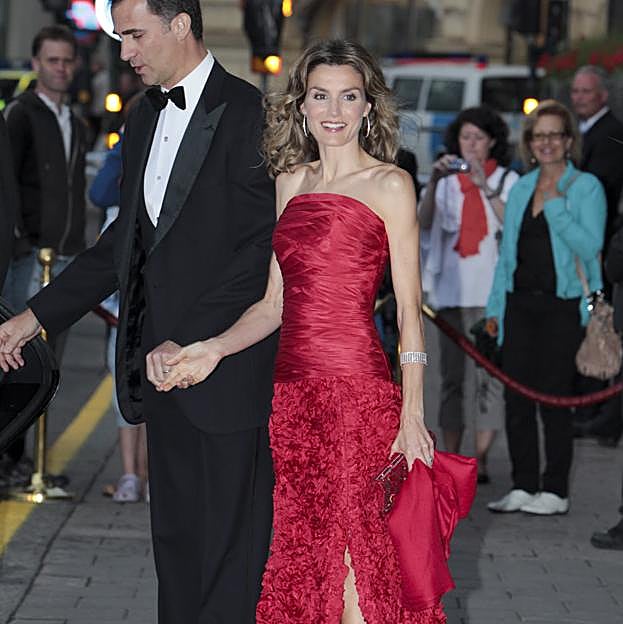 Cómo vestía Letizia en 2003 y cómo lo hace en 2023: todos los diseñadores que han vestido a la reina en dos décadas 