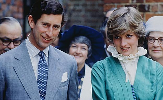 Carlos de Inglaterra tenía doce años más que la ingenua y fantasiosa Diana que conoció con 19 años. 