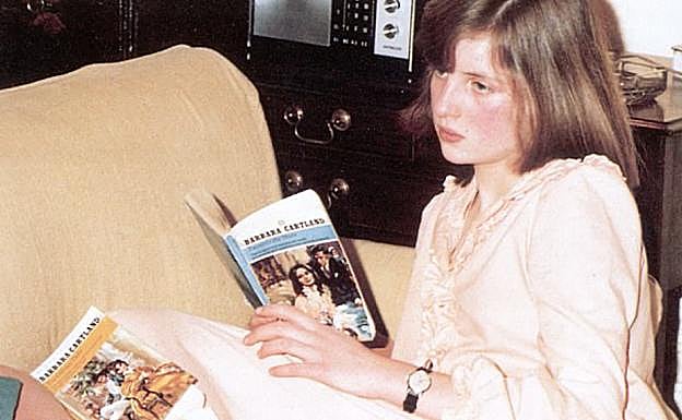 Una reveladora fotografía de la joven Diana Spencer, habitualmente enfrascada en las novelas románticas de Barbara Cartland. 