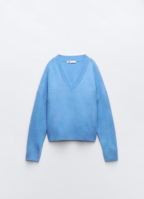 Imagen - Jersey azul con escote en pico de Mango (27,99 euros)