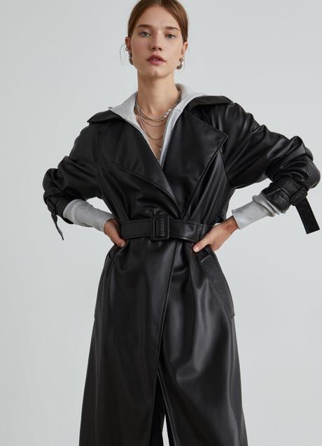 Imagen - Abrigo con efecto cuero de Stradivarius (49,99 euros)