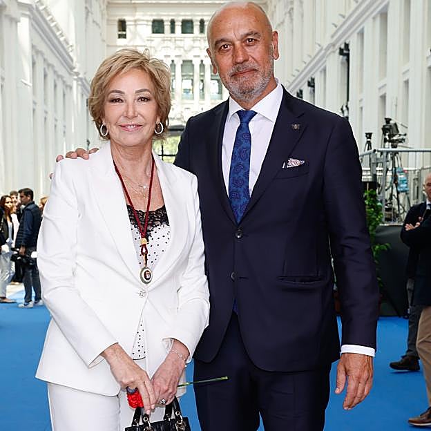 Ana Rosa y Juan Muñoz son una pareja consolidada con dos de´adas de relación a sus espaldas y unos mellizos que ahora tienen 19 años. 