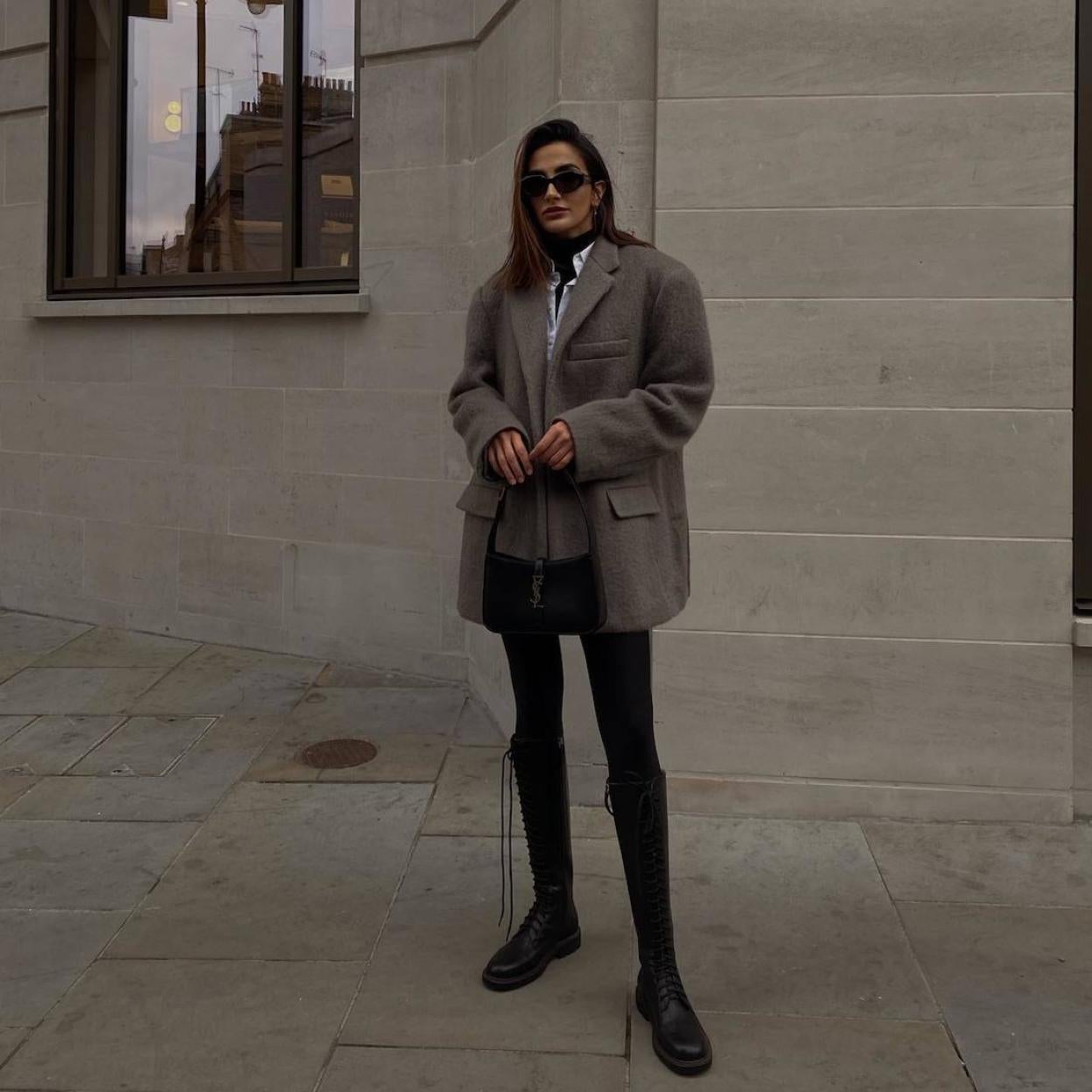 La influencer lleva un look con botas altas planas