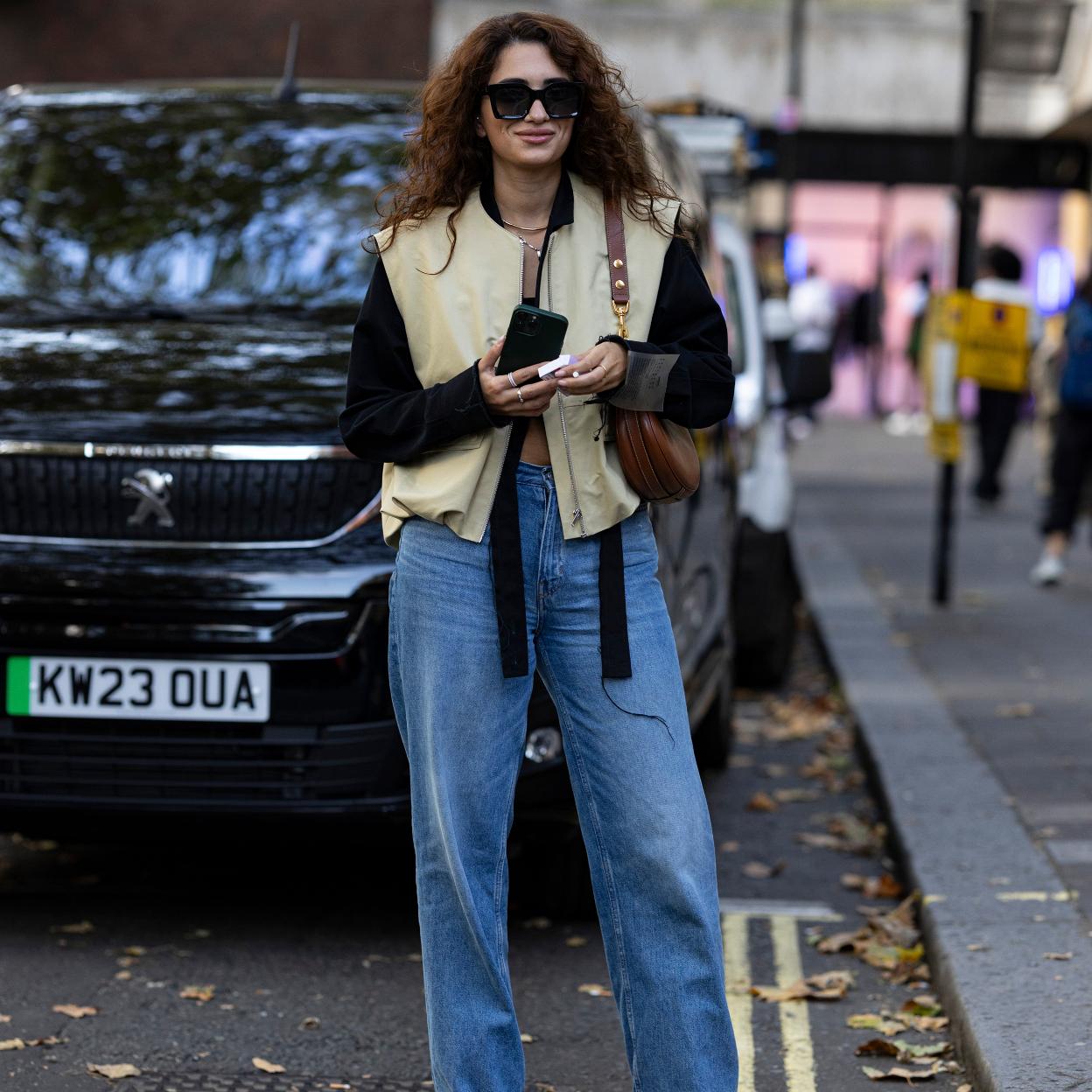 Una mujer en el street style con vaqueros.