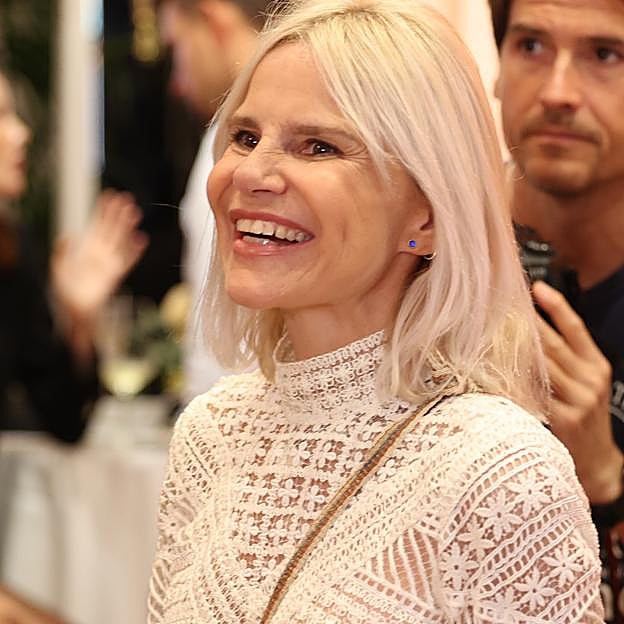 Botas cowboy y vestido mini: Eugenia Martínez de Irujo se pone el look de entretiempo favorito