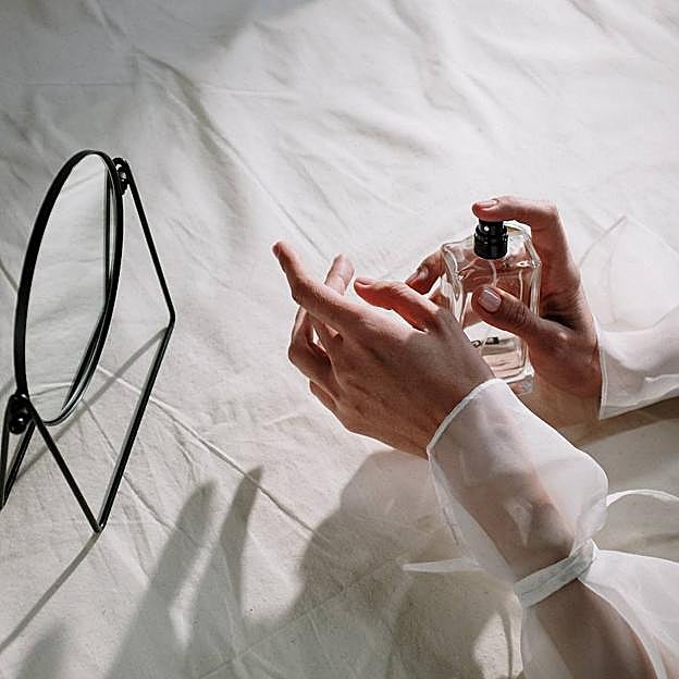 Mujer usando prefumes nicho