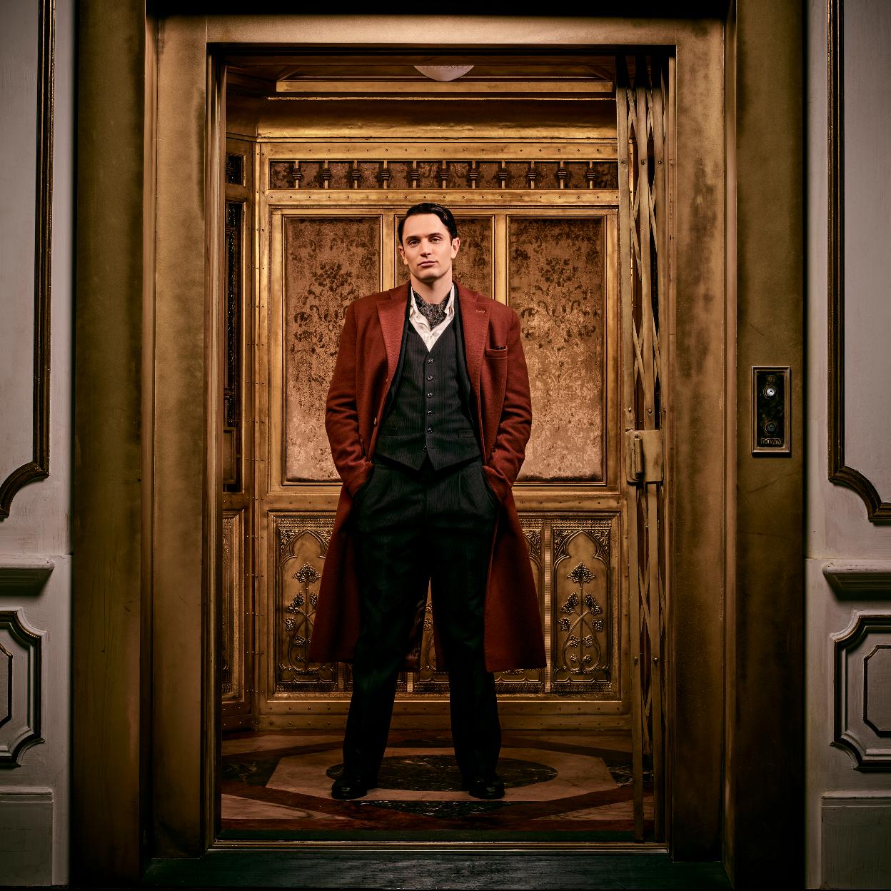 Colin Woodell en una imagen promocional de The Continental, la precuela de John Wick.