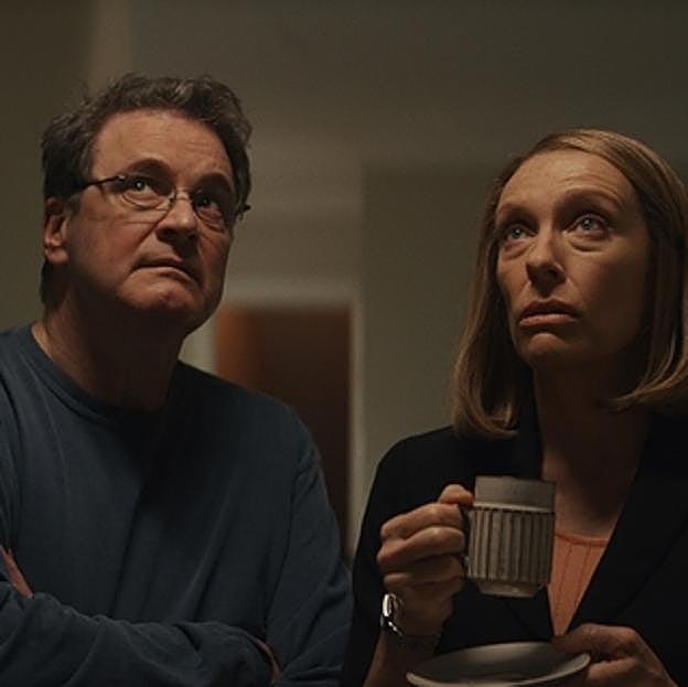 Colin Firth y Toni Colette en una imagen de The Staircase. 