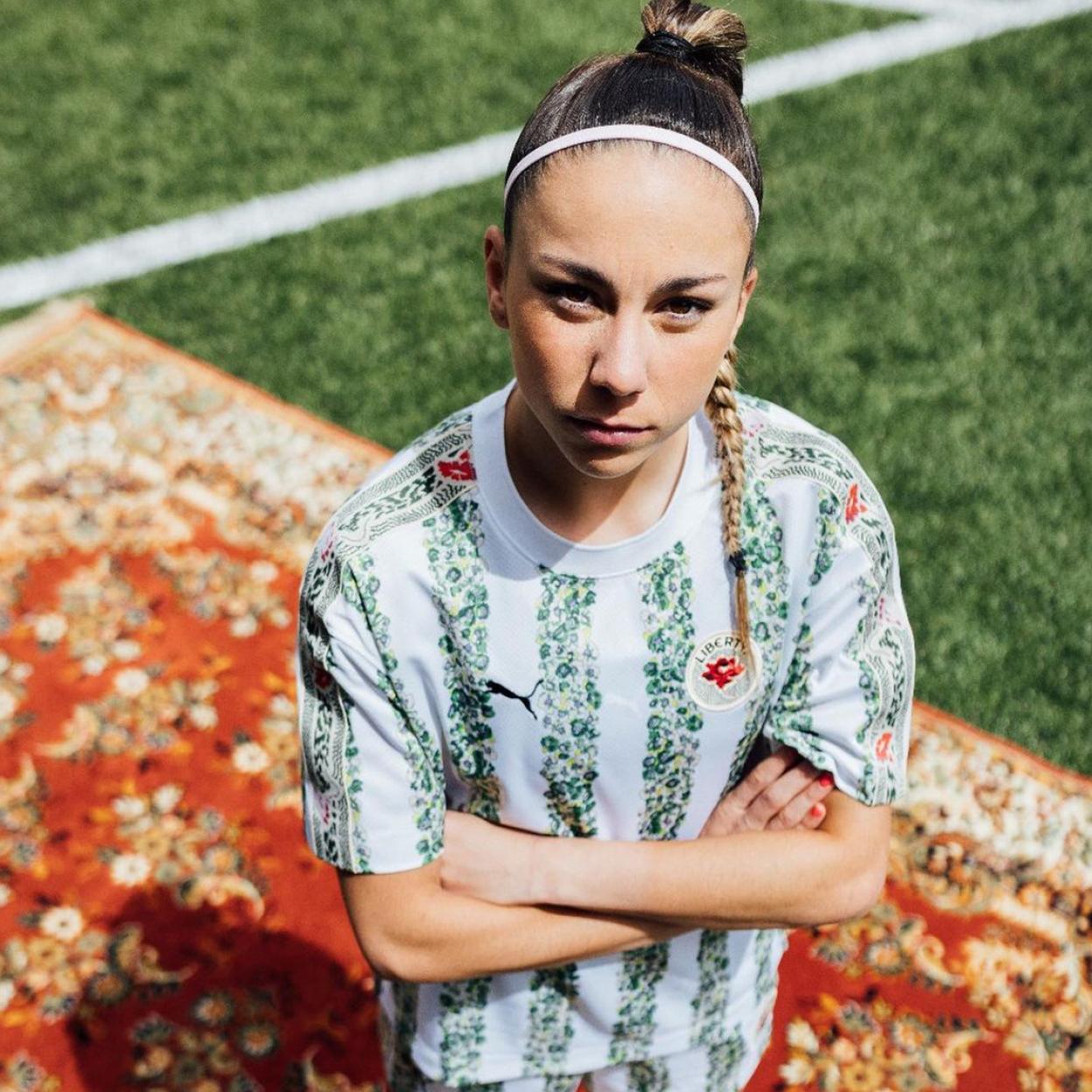 Athenea del Castillo es la jugadora más joven de la selección española de fútbol femenino y juega de delantera en el Real Madrid. 