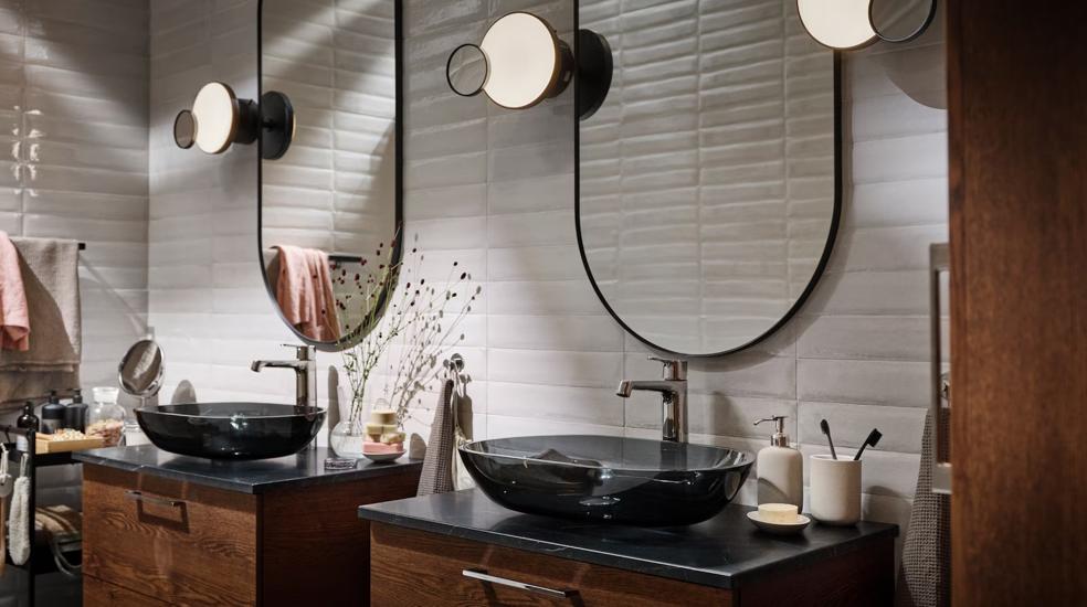Baños de color negro: la tendencia de decoración más elegante que arrasa este otoño