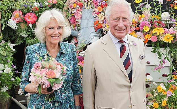 La reina Camilla y el rey Carlos fueron recibidos por el matrimonio Macron en el Arco de Trin¡unfo de París. 