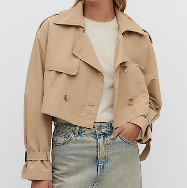 La gabardina corta de Stradivarius.