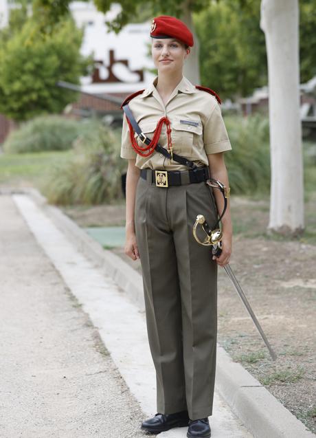 Imagen - La princesa Leonor vestida con uniforme militar. / LIMITED PICTURES