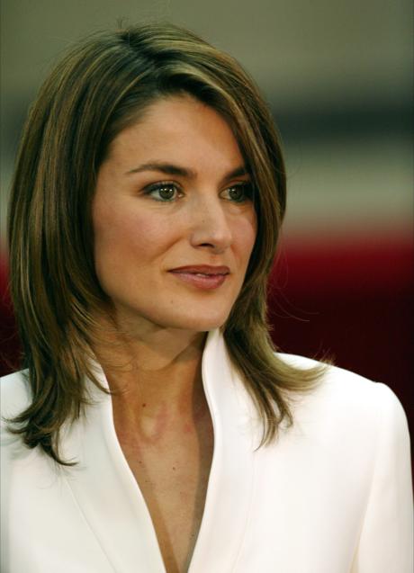 Imagen - La reina Letizia el 6 de noviembre de 2003 en su pedida de mano con un traje sastre de Armani.