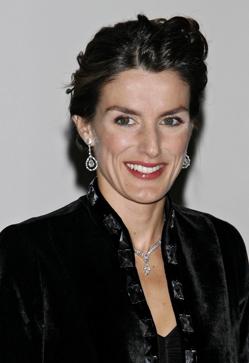 Imagen secundaria 2 - La reina Letizia en 2004, 2006 y 2007 respectivamente.