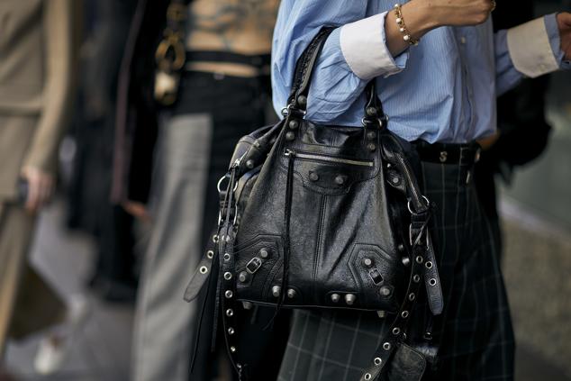 Las tachuelas viven su mejor momento. Seguramente ya habrás visto muchas firmas con accesorios y prendas adornadas con este particular acabado. Pues bien, de nuevo el street style lo ha confirmado y lo veremos bastante esta temporada. Ya fueron tendencia hace algunos años y ahora refresan con fuerza.