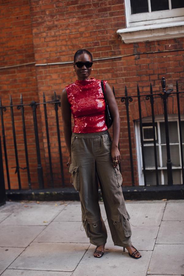 La mezcla de tejidos y estampados ha sido algo muy habitual en esta Semana de la Moda de Londres. Lo vemos bien en esta imagen donde se mezcla un top de lentejuelas súper fiestero con unos pantalones cargo muy sporty. Un combo que está ganando cada vez más seguidores.