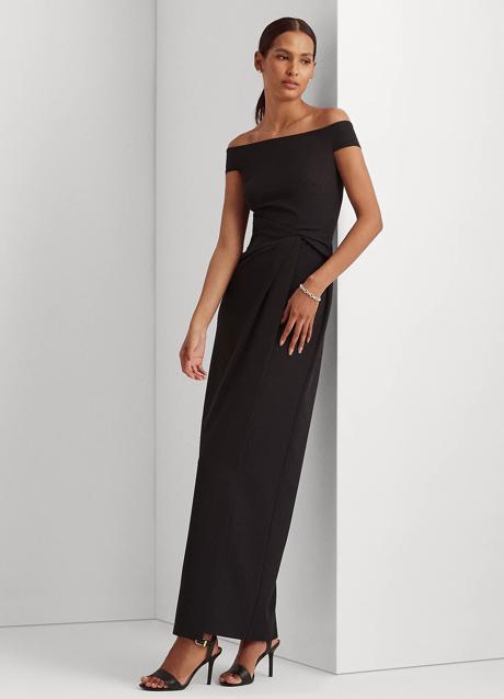 Imagen - Vestido negro con escote bardot de Ralph Lauren. Foto: Ralph Lauren.