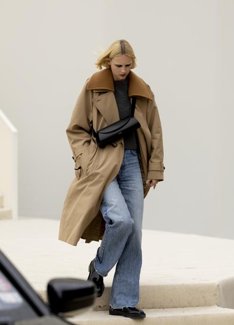 Imagen - Imagen de Street Style de París, de look con gabardina y básicos.