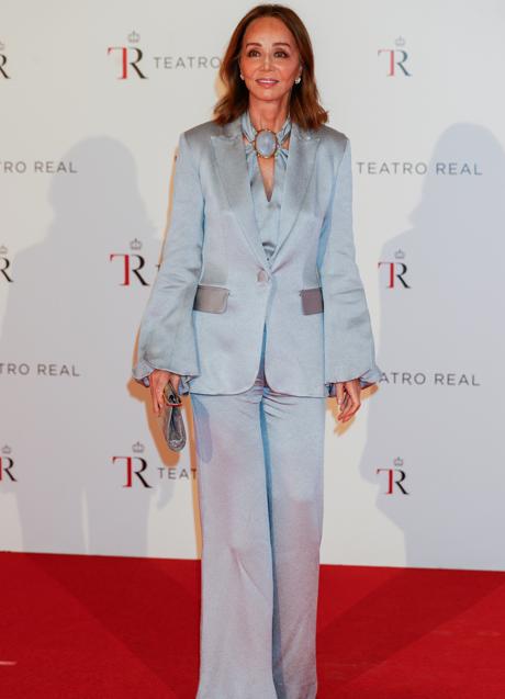Imagen - Isabel Preysler con un traje gris de Silvia Tcherassi. / GTRES