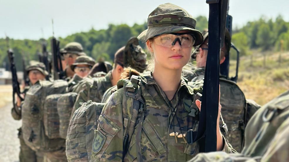 La princesa Leonor vestida de militar.