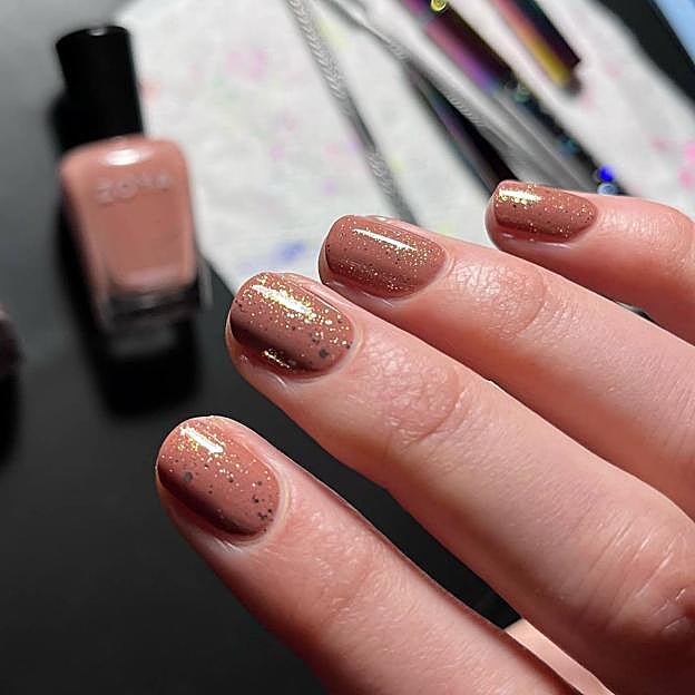Manicura chait latte en esmalte glitter