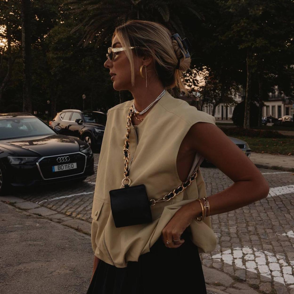 La influencer lleva un look con el chaleco cargo viral