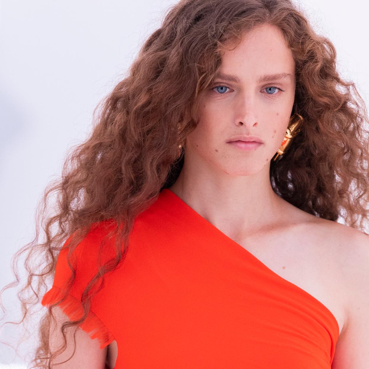 Una mujer con el cabello rizado.